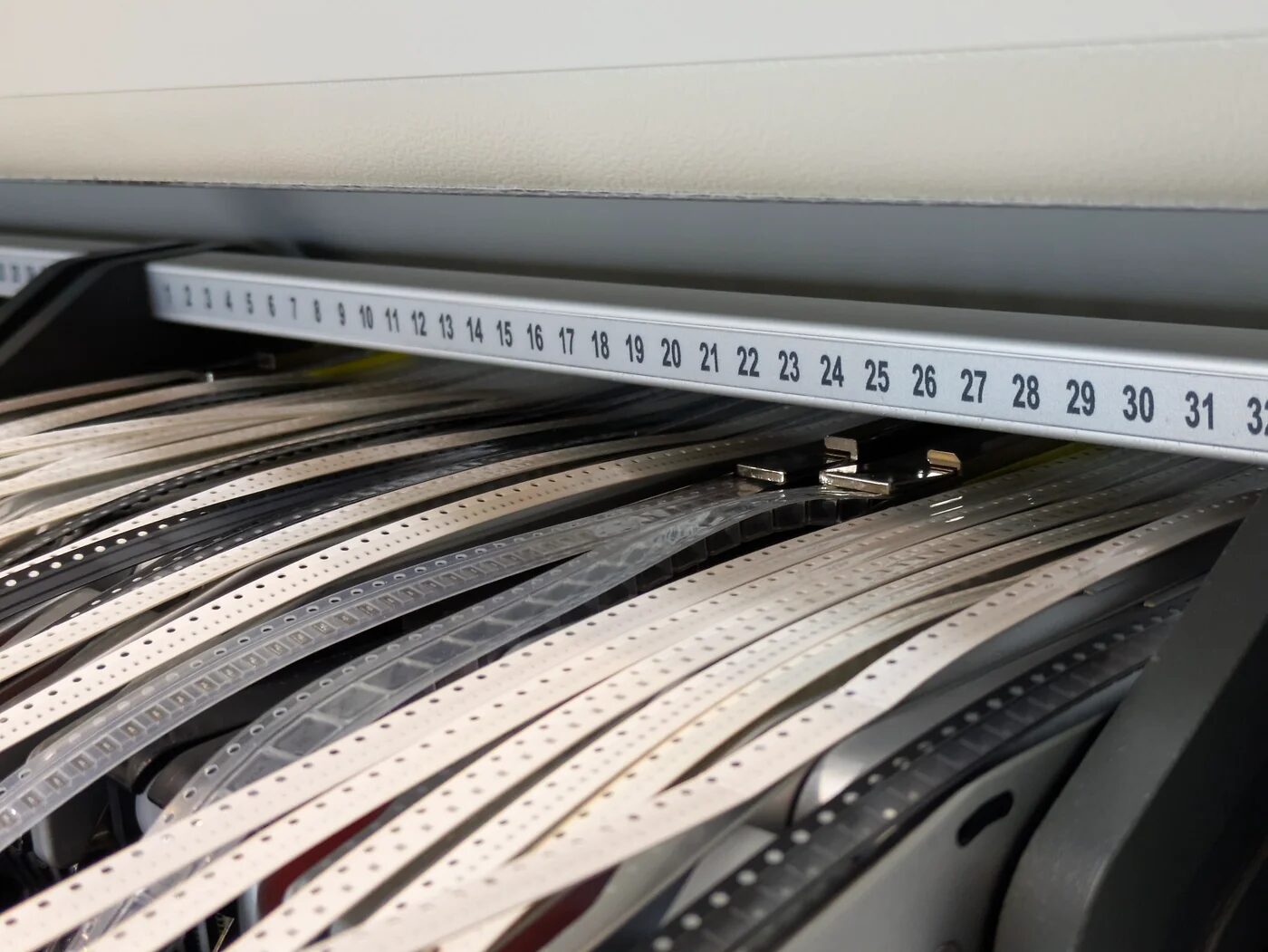Bandes de composants CMS chargées sur la machine de pick-and-place