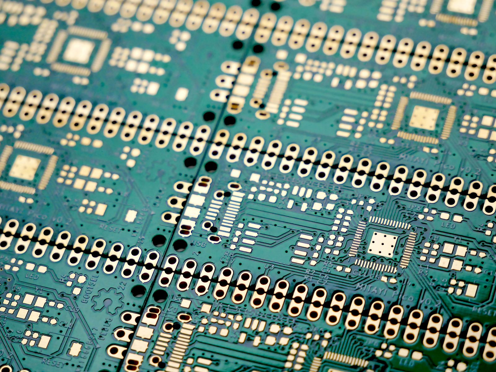 Circuit imprimé PCB nu — production de cartes électroniques en France