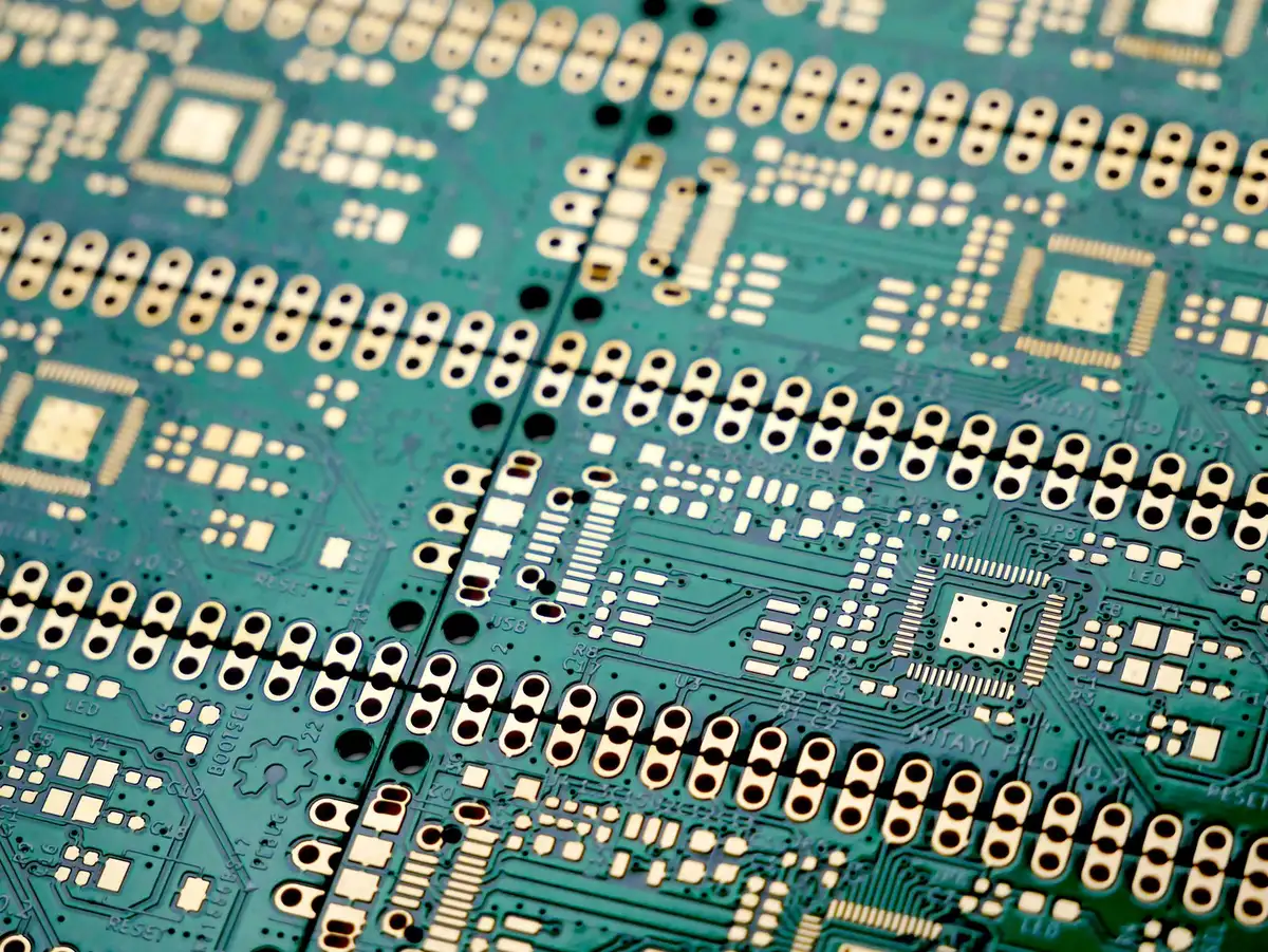 Circuit imprimé PCB nu — production de cartes électroniques en France